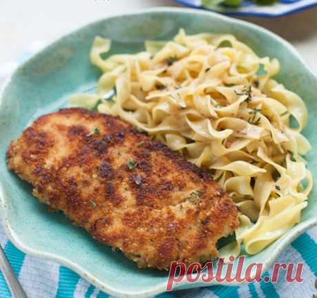 Куриная грудка в панировке с яичной лапшой
Быстрый рецепт вкуснейшей куриной грудки в ароматной панировке с яичной лапшой.