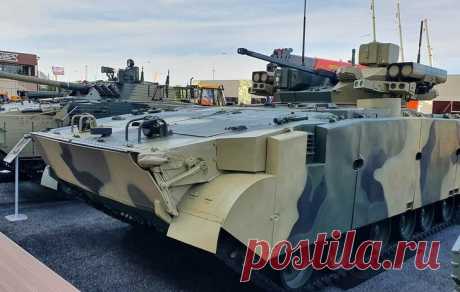 2020 август. Курганский машиностроительный завод представил новую боевую машину пехоты «Манул» оснащенную необитаемым дистанционно-управляемым боевым модулем Бумеранг-БМ (вооружен 30-мм автоматической пушкой 2А42 с селективным боепитанием (боезапас 500 снарядов), 7,62-мм пулемётом ПКТМ (боезапас 2000 патронов) и двумя сдвоенными пусковыми установками противотанкового ракетного комплекса «Корнет»). Макс. скорость новой БМП по шоссе — 70 км/ч, по грунтовой дороге — 55 км/ч, на плаву — 9,5 км/ч