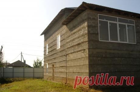 Волгоградская обл. р.п.Средняя Ахтуба переулок Рябиновый .
	
Свой дом, что может быть лучше? Тихо, спокойно вдали от суеты и шума, но одновременно в 5 минутах езды от центра города. 
Двухэтажный дом пл.349 кв.м. с мансардой и пристроенным гаражом пл.24 кв.м. и зимней верандой над гаражом.