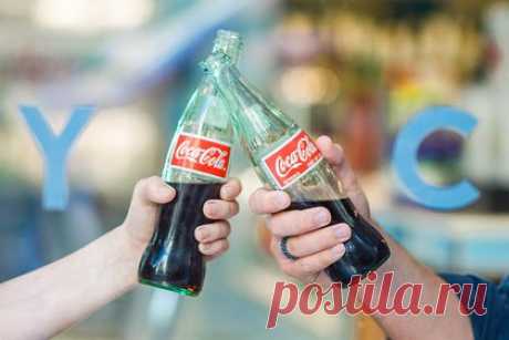 Стали известны наиболее популярные на маркетплейсах напитки. Среди напитков, которые чаще всего заказывают на маркетплейсах Wildberries и Ozon, лидирующие позиции заняли Coca Cola и Абрау-Дюрсо. О том, какие еще товары этой категории пользуются наибольшей популярностью и сколько россияне тратят на них, «Лента.ру» узнала из исследования аналитического сервиса Moneyplace.