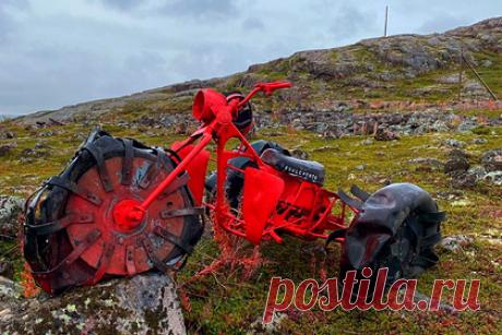 В Териберке появился новый арт-объект. В Мурманской области, в селе Териберка, появился новый арт-объект. Речь идет об инсталляции под названием «Каракатица». Его основой стало заброшенное транспортное средство красного цвета со множеством вмятин, которое традиционно использовалось для охоты и рыбалки в краях Заполярья.