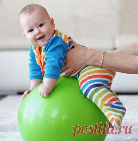 УПРАЖНЕНИЯ НА ФИТБОЛЕ Фитбол — незаменимый помощник в семье, где недавно появился малыш. Мяч необходим для сеансов массажа и в период, когда ребёнок учится ползать и ходить. К тому же он не только станет участником ваших игр с малышом, но и поможет вам расслабиться после долгого и напряжённого дня, ведь мяч может выдержать не только малыша, но и его маму или папу. При помощи большого мяча вы сможете приобщить ребёнка к физкультуре уже с раннего возраста. 🔵 От О до 6 месяцев 1. Малыш лежит на…