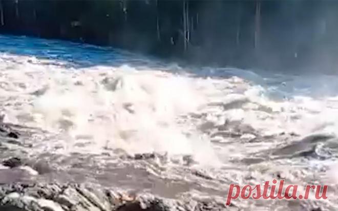 Прорыв дамбы на Беломорканале. Видео. В Карелии, между 10-м и 11-м шлюзами Беломорско-Балтийского канала (Беломорканала), размыло перемычку, установленную на время реконструкции, сообщили власти региона.