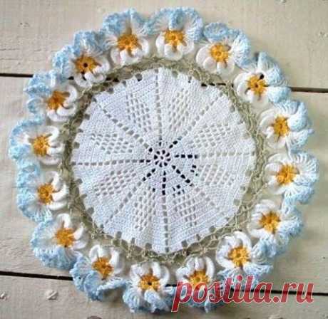 Нежная салфетка крючком, схему смотрите здесь. https://labhousehold.com/ru/delicate-crocheted-doily.html