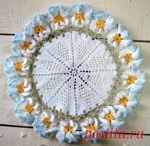 Нежная салфетка крючком, схему смотрите здесь. http://labhousehold.com/ru/delicate-crocheted-doily.html