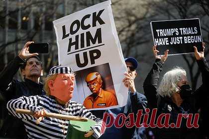 В США предупредили о новых политических преследованиях из-за дела Трампа. Обвинения, предъявленные бывшему президенту США Дональду Трампу, делают политических деятелей более уязвимыми к будущим политическим преследованиям. Нынешний прецедент опасен для Республиканской партии и всей политической системы США в целом. Об этом сообщили представители Республиканской партии США.