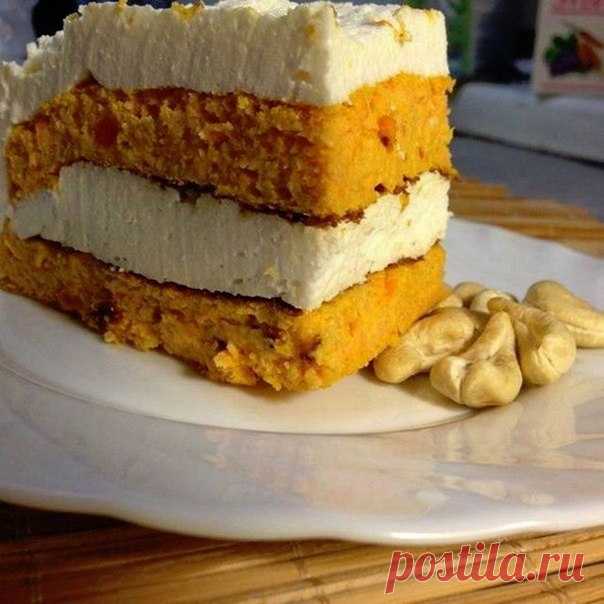 Красивый и вкусный морковно-творожный торт. Максимум пользы при минимуме калорий и никакого вреда для фигуры.
на 100грамм - 152.66 ккалБ/Ж/У - 20.89/4.15/7.68

Ингредиенты:
Для коржа:
3 яйца
2 ст ложки овсяной муки
пол чайной ложки разрыхлителя
3 ст ложки натурального йогурта
3 большие моркови

Для начинки:
творог 300 гр
пол чашки натурального йогурта
1-2 банана
желатин листовой 1 пачка

Приготовление:
Желтки смешиваем с мукой, разрыхлителем и йогуртом.Туда добавляем пюрир...