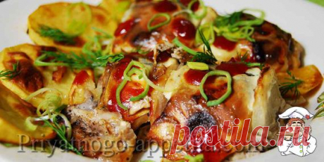 Скумбрия, запеченная с луком – это прекрасный рецепт запеченной рыбки, который готовится элементарно, а получается неизменно вкусно. Такую рыбку можно приготовить в будни или на праздник.