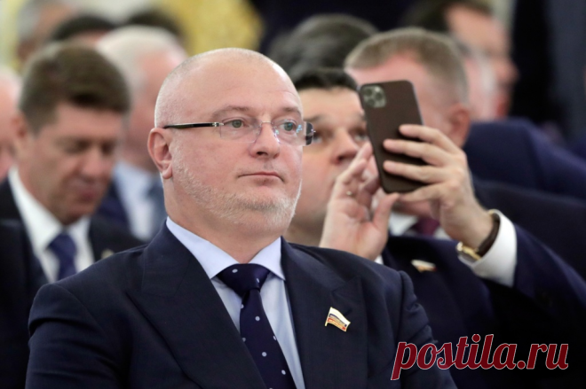 Клишас оценил идею конфискации имущества уехавших россиян в пользу сирот Конфискация имущества уехавших из страны россиян невозможна без серьезных поправок в УК РФ. Таким образом глава комитета Совета Федерации по конституционному законодательству Андрей Клишас прокомментировал предложение вице-спикера Анны Кузнецовой об использовании имущества уехавших россиян для обеспечения детей-сирот. «Осталось только понять, как на законных основаниях можно использовать чужое имущест...