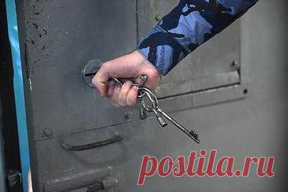 Российскую полицейскую уличили в любовной связи с обвиняемым и наказали. Суд вынес приговор начальнице отдела дознания межмуниципального отдела МВД России города Курчатов Наталье Лесненко, которую уличили в любовной связи с обвиняемым. По версии следствия, Лесненко находилась в близких отношениях с фигурантом уголовного дела и решила помочь ему, вернув находившийся под арестом автомобиль.