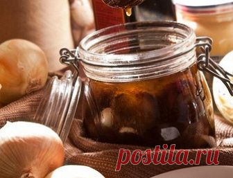 Маринованный репчатый лук. Рецепт У луковиц среднего размера срезать попку и черенок. Чеснок разобрать на зубчики и очистить. Перец вымыть и разрезать вдоль пополам, удалить семена.