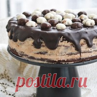 Удивительные торты - 30 рецептов | Подборка рецептов на koolinar.ru Торт - один из любимейших десертов всех. Он является обязательным гостем на праздничном столе, а иногда он радует просто так, без повода. Как правило, торт - это несколько коржей, пропитанных кремом. Но сегодня делают и более сложные торты: с прослойкой из желе, муссов, свежих фруктов и ягод. Чтобы коржи не были сухими, их можно пропитать ликером, ромом, коньяком или же просто джемом. Формы тортов сегодня