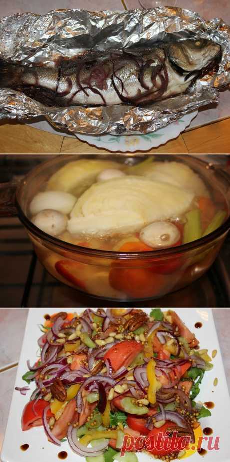 Сибас в фольге с луком, солью и перцем