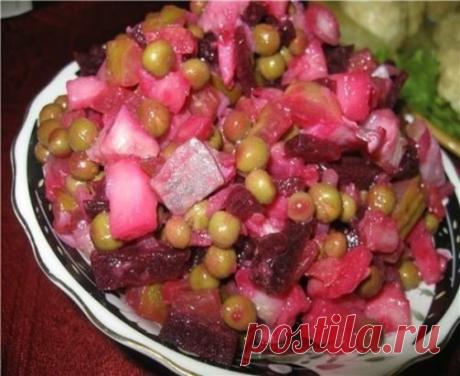 Винегрет с селедкой 
Для винегрета понадобятся такие продукты: 
- картофель вареный – 4-5 шт; 
- свекла вареная – 2 шт. (средние); 
- репчатый лук – 1 шт; 
- вареная морковь – 2 шт; 
- консервированный зеленый горошек – 3-4 ст. л; 
- селедка – 0,5 шт (или 1 филе); 
- соленые огурцы – 1-2 шт; 
- лук зеленый – небольшой пучок. 
Для заправки понадобится: 
- уксус столовый 6 или 9% - 1 ст. л; 
- масло подсолнечное – 3 ст. л; 
- соль – по вкусу (если нужно); 
- сахар – 0,5 ч. л; 
- перец черный моло