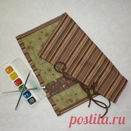 Стильный органайзер для всевозможных художественных штучек или для рукоделия! Сюда можно сложить карандаши, маркеры, ручки и кисти- все, что нужно для рисования. Или спицы и крючки для вязания, ножницы, булавки и линейки.
В пенал влезают длинные кисти))
Пенал мягкий, так что в случае падения карандаши не пострадают) . Незаменим в поездке- все компактно упаковано и ничего не потеряется)