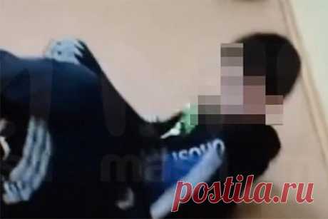 Под Москвой родители троечников пожаловались на избивающего их детей отличника. В городе Дзержинском Московской области родители учеников пожаловались на отличника. По их словам, он избивает троечников, а также тех, кто помогает им. Помимо учебы, мальчик занимается в клубе единоборств. В учебном заведении отказались отчислять потенциального медалиста из-за плохого поведения.