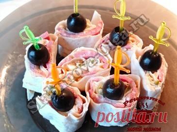 Закуска из лаваша с колбасой и солеными огурцами Дорогие читатели! Закуска из лаваша с колбасой и солеными огурцами отличная альтернатива бутербродам. Готовим эту закуску с вечера, а утром у вас будет отличный завтрак. Вкусно, аппетитно и не бутерброды. ИНГРЕДИЕНТЫ: 2 лаваша 100 г твердого сыра 200 г колбасы 2 соленых огурцы кетчуп майонез Лаваш с колбасой ПРИГОТОВЛЕНИЕ: Я обычно готовлю из двух лавашей, …