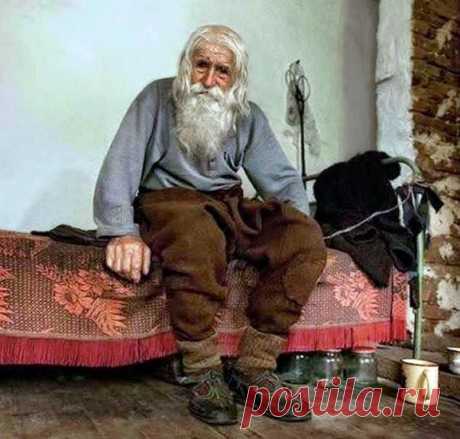 De azi îți sunt povară, mă iartă drag copil
Sunt un bătrân bolnav, cu sufletul umil
Uit atât de multe, sunt speriat de viață
Dar vreau ca să te știu, cu zâmbetul pe față.
Te-am legănat pe brațe, când te durea ceva
Doar eu cu mama ta, nimeni altcineva.
Azi brațul meu bătrân, îmi tremură întruna
Și timpul m-a uscat, băiatul meu, ca pruna.
Când tu erai copil, și ne-ntrebai mereu…
La toate-ți răspundeam, nu ne era prea greu.
Cu mintea mea uitucă, pun întrebări prea multe