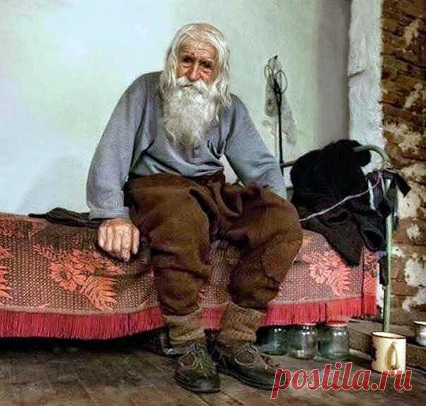 De azi îți sunt povară, mă iartă drag copil
Sunt un bătrân bolnav, cu sufletul umil
Uit atât de multe, sunt speriat de viață
Dar vreau ca să te știu, cu zâmbetul pe față.
Te-am legănat pe brațe, când te durea ceva
Doar eu cu mama ta, nimeni altcineva.
Azi brațul meu bătrân, îmi tremură întruna
Și timpul m-a uscat, băiatul meu, ca pruna.
Când tu erai copil, și ne-ntrebai mereu…
La toate-ți răspundeam, nu ne era prea greu.
Cu mintea mea uitucă, pun întrebări prea multe