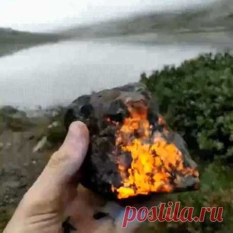 Минерал содалит 🌄 

Находясь под воздействием солнечного света, кристаллы породы поглощают его и меняют цвет