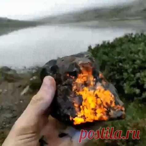 Минерал содалит 🌄 

Находясь под воздействием солнечного света, кристаллы породы поглощают его и меняют цвет