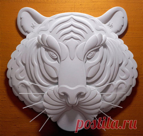 Jeff Nishinaka, combinando escultura y papel Desde los Angeles nos llega el bonito trabajo de Jeff Nishinaka. Empezó a hacer esculturas de papel hace más de 31 años. Desde entonces, ha estado experimentando, refinando su dibujo y habilidad técnica. Con herramientas básicas como son: un lápiz, un cuchillo, pegamento, goma de borrar, papel y por supuesto un trabajo muy intensivo con el que Jeff consigue este espectacular resultado monocromático que vas a ver a continuación.