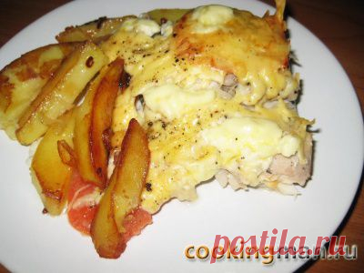 Нельма запеченная с луком и помидорами под сыром