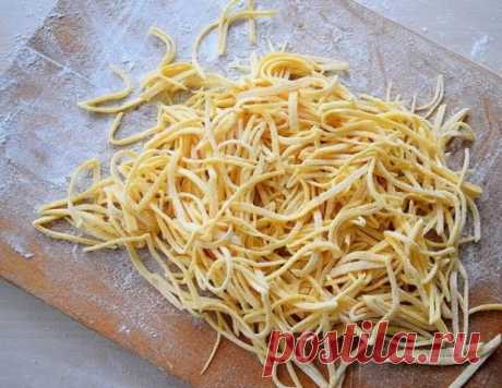 Домашняя яичная лапша - Пошаговый рецепт с фото своими руками Домашняя яичная лапша - Простой пошаговый рецепт приготовления в домашних условиях с фото. Домашняя яичная лапша - Состав, калорийность и ингредиенти вкусного рецепта.