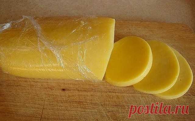 Готовим сегодня -свой домашний сыр. Не хуже импортного!
Сохраните  себе в копилку !
Домашние сыры - 6 рецептов приготовления. 

Ароматный домашний сыр 
Ингредиенты:
1л кефира
1л молока
6 яиц
4 ч. ложки соли (или по вкусу)
1/3 ч. ложки красного острого перца
щепотка тмина
1 зубчик чеснока
небольшой пучок разной зелени: укроп, кинза, зелёный лук
Приготовление:
1. В кастрюлю вылить молоко и кефир, поставить на плиту. Не доводя до кипения, влить тонкой струйкой в горячую молоч...