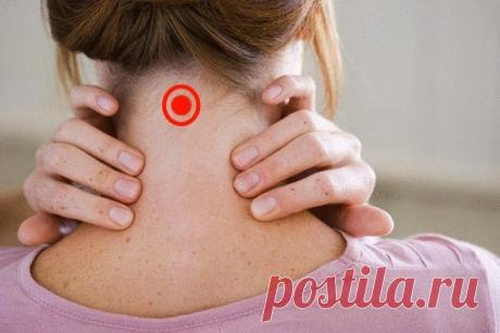 Секреты точки Фэн-фу

Как уверяют знатоки китайской медицины, с ее помощью можно достичь поразительных результатов. Оказывается, с помощью Фэн-фу можно улучшить не только сон и пищеварение, но также избавиться от простуды и головной боли. Никаких особенных усилий это не требует. Все просто.

Возьмите кубик льда и приложите его к точке Фэн-фу. На картинке показано, где именно она находится. Оставьте лед на двадцать минут. При желании можно зафиксировать кубик шарфом или бин...