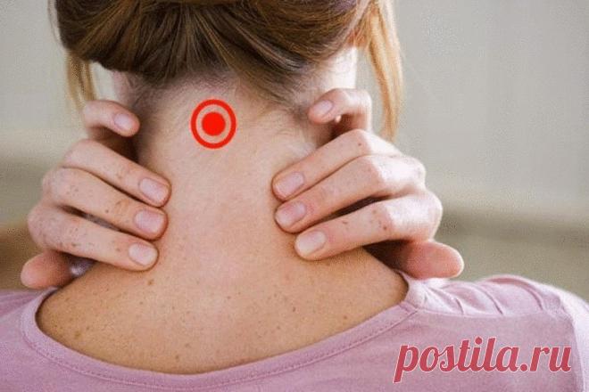 Секреты точки Фэн-фу

Как уверяют знатоки китайской медицины, с ее помощью можно достичь поразительных результатов. Оказывается, с помощью Фэн-фу можно улучшить не только сон и пищеварение, но также избавиться от простуды и головной боли. Никаких особенных усилий это не требует. Все просто.

Возьмите кубик льда и приложите его к точке Фэн-фу. На картинке показано, где именно она находится. Оставьте лед на двадцать минут. При желании можно зафиксировать кубик шарфом или бин...