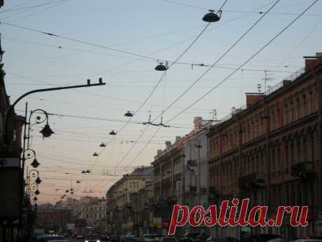 На Невском проспекте раннее питерское утро.