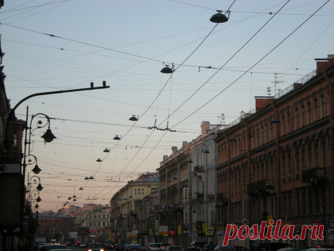 На Невском проспекте раннее питерское утро.