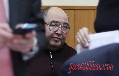 Семья экс-сенатора Шпигеля имеет долги почти на 18 млрд рублей. Приставы взыскивают с Бориса и его бывшей жены Евгении Шпигель свыше 16,2 млрд рублей по иску Генпрокуратуры, остальные более 900 млн рублей они должны, в том числе за коммунальные платежи и налоги