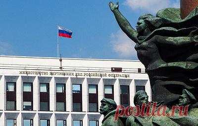 МВД разработало регламент контроля за работодателями трудовых мигрантов. В частности, сотрудники ведомства имеют право запрашивать необходимые им документы, определять законность пребывания мигрантов в России, соблюдение установленного порядка осуществления ими трудовой деятельности