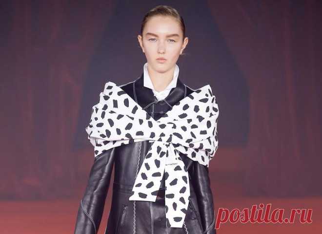 Модный трюк: платок — на плечи Температура воздуха ниже +10 градусов по Цельсию вынуждает кутаться. Отопление еще не дали — дома не многим теплее, чем на улице, так что, собираясь утром на выход, трудно отказать себе в лишнем свите...