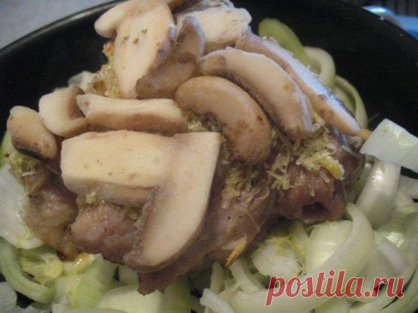 Свинина на луковой подушке