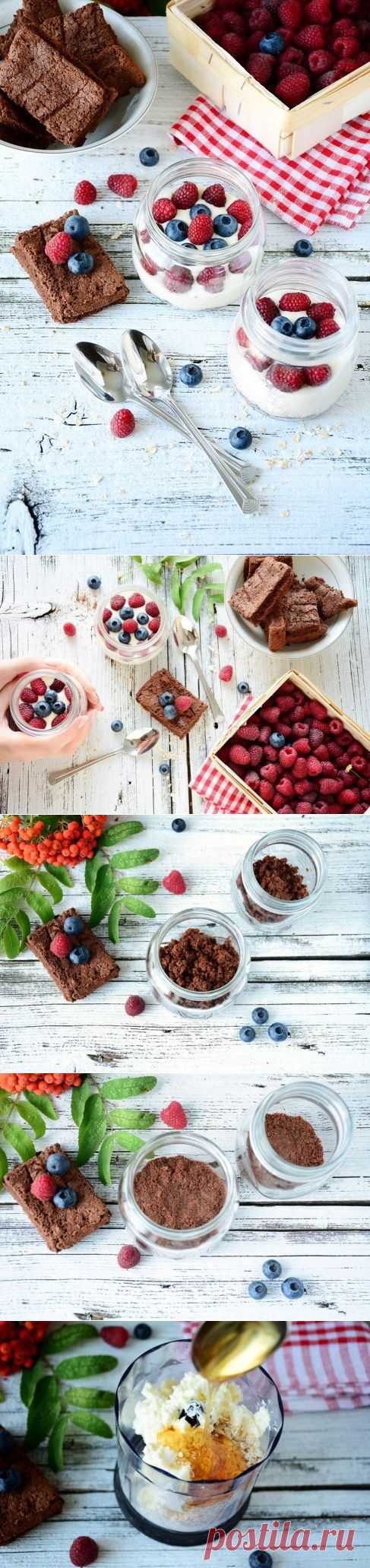 Творожный десерт в банке Ингредиенты для творожной массы: Творог — 200 г Натуральный йогурт (можно взять больше) — 100 мл Овсяные хлопья — 3 ст. л. Мёд — 1–2 ст. л. Лимонный сок — 1 ст. л. Для осн