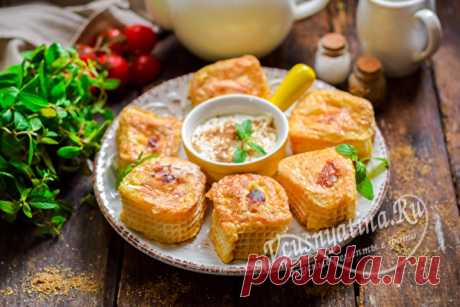 Необычная закуска из вафельных коржей и картофелем в духовке: рецепт с фото пошагово Рецепт с фото пошагово покажет процесс приготовления необычной закуски из вафельных коржей с картофелем, сосисками и сыром в духовке.