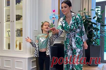 Бородина подарила шестилетней дочери последний IPhone. Российская телеведущая Ксения Бородина отметила день рождения младшей дочери Теоны. Она решила подарить ребенку на шестилетие IPhone последней модели. Также для девочки организовали праздник: пригласили аниматоров и украсили дом. Ранее телеведущая похвасталась в сторис новогодним подарком за 1,5 миллиона рублей.