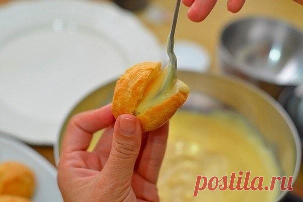 Эклеры.

Время приготовления - 15 минут
Время выпекания - 45 минут

Ингредиенты:

Масло сливочное — 100 г
Яйцо — 4 шт.
Мука — 180 г
Соль — 1/2 ч.л.
Вода — 250 мл
Заварной крем — опционально

Приготовление:

1. Подготовить ингредиенты.
2. Доведите воду до кипения, растопите в воде масло и добавьте соль.
3. Добавьте туда муку. Тщательно перемешайте деревянной лопаткой.
4. Как только тесто начнет отходить от стенок, скатается в комок, поварите его ещё пару минут и снимите с о...