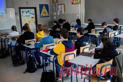 Украинская беженка пожаловалась на издевательства польских школьников. Украинская беженка Елена пожаловалась, что в польских школах дети издеваются над ее сыном и мальчик боится идти на учебу. Женщина рассказала, что дети желали сыну, чтобы его отец не вернулся с фронта. «Были и другие очень неприятные слова, которые даже не хочу цитировать», — сказала Елена.