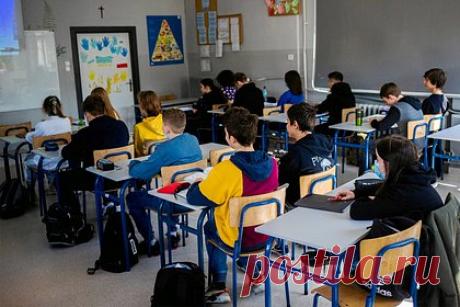 Украинская беженка пожаловалась на издевательства польских школьников. Украинская беженка Елена пожаловалась, что в польских школах дети издеваются над ее сыном и мальчик боится идти на учебу. Женщина рассказала, что дети желали сыну, чтобы его отец не вернулся с фронта. «Были и другие очень неприятные слова, которые даже не хочу цитировать», — сказала Елена.