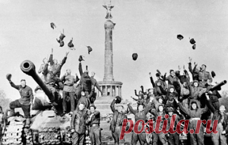 Приказ Сталина в честь Дня Победы в архивах ТАСС. 9 мая 1945 года был объявлен праздником победы Красной армии и советского народа над фашистской Германией. ТАСС приводит текст приказа Верховного Главнокомандующего по войскам Красной армии и Военно-морскому флоту от 9 мая 1945 года №369 &quot;О поздравлении с Днем Победы&quot;