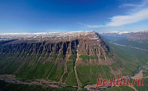 Мистика плато Путорана - Потерянные миры - медиаплатформа МирТесен На севере Восточной Сибири есть красивейшее, но странное и безлюдное место — Путорана, которое часто называют «краем десяти тысяч озер и тысячи водопадов». Это обширное базальтовое плато простирается примерно на 650 км как с севера на юг, так и с запада на восток. На западе и севере плато резко...