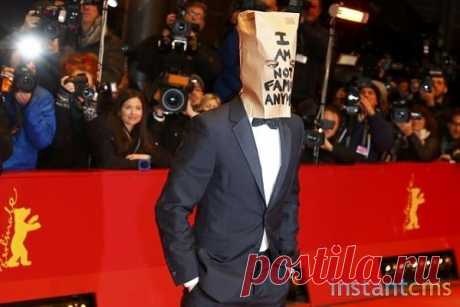 Знаменитый актер Шайя Лабеф прошелся по красной дорожке с пакетом на голове 

На открывшемся в Берлине кинофестивале актер Шайя Лабеф, исполнивший главную роль в &quot;Нимфоманке&quot; Ланса фон Триера, удивил публику свои внешним видом. Актер прошелся по красной дорожке в бумажном пакете, сообщает Комсомольская правда.