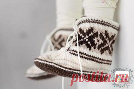 #вязание
Шаг №1. Подошва.
Инструменты: крючок №2.

1 ряд. Коричневой нитью набрать 23 воздушные петли (в.п.) + 2 петли подъема (п.п.).
2 ряд. В 3-ю петлю выполнить 2 столбика без накида (ст. б/н). Это закругление пяточки. Далее 10 ст. б/н. в каждую петлю. 1 полустолбик с накидом (пст. с/н), 10 столбиков с накидом (ст с/н), в последнюю петлю 6 ст с/н (закругление носочной части). Из-за этих прибавок работа закруглилась, продолжаем вязать по кругу, вводя крючок в петли перво...