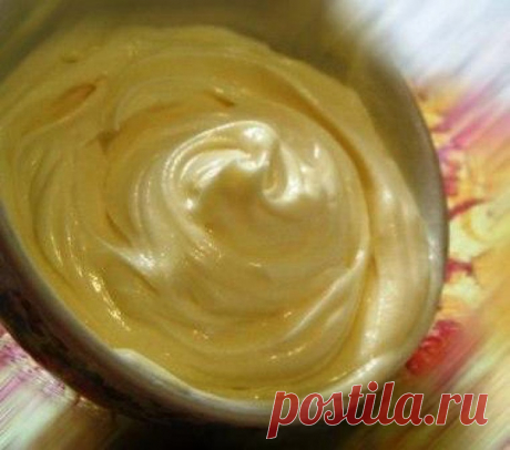 Крем из зефира к любому тортику!

Крем получается пышным, легким, очень нежным и вкусным.
Его легко и приятно наносить на любой торт и сочетание вкуса зефира и сливочного масла - очень приятное. К тому же готовится этот крем очень быстро и просто.

Ингредиенты:
- 2 шт зефира (это примерно 90 г)
- 100 гр масла сливочного
Ну и миксер конечно!

Зефир уже сладкий, так что сахар не добавляем. Покрасить такой крем так же не составит труда, добавляем пищевые красители и перемешив...