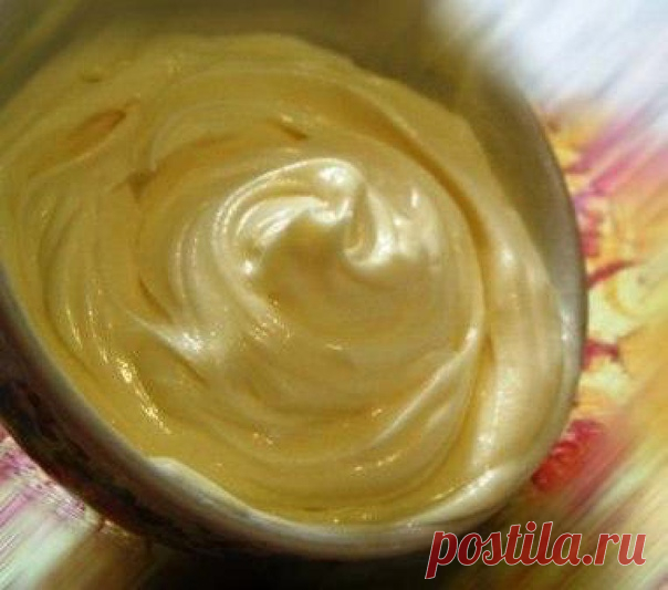 Крем из зефира к любому тортику!

Крем получается пышным, легким, очень нежным и вкусным.
Его легко и приятно наносить на любой торт и сочетание вкуса зефира и сливочного масла - очень приятное. К тому же готовится этот крем очень быстро и просто.

Ингредиенты:
- 2 шт зефира (это примерно 90 г)
- 100 гр масла сливочного
Ну и миксер конечно!

Зефир уже сладкий, так что сахар не добавляем. Покрасить такой крем так же не составит труда, добавляем пищевые красители и перемешив...