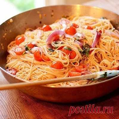Настоящий хит итальянской кухни: простой рецепт ароматной пасты с томатами и базиликом.